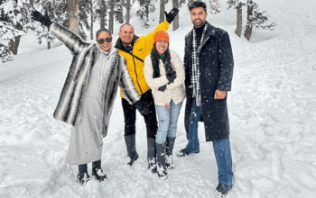 Irfan SannHoliday bersama tamu menikmati salju di Gulmarg, Kashmir – wisata musim dingin dari Indonesia & Malaysia